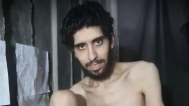 હમાસે જે વીડિયો જાહેર કર્યો તેમાં ઇઝરાયલી બંધક એવ્યાટર ડૅવિડને ગાઝાની એક સુરંગમાં કેદ દેખાડવામાં આવ્યા છે.