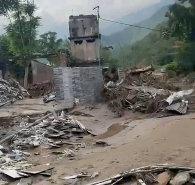 বাড়ি-ঘর নষ্ট হয়ে পুরো গ্রাম পরিণত হয়েছে ধ্বংসস্তূপে