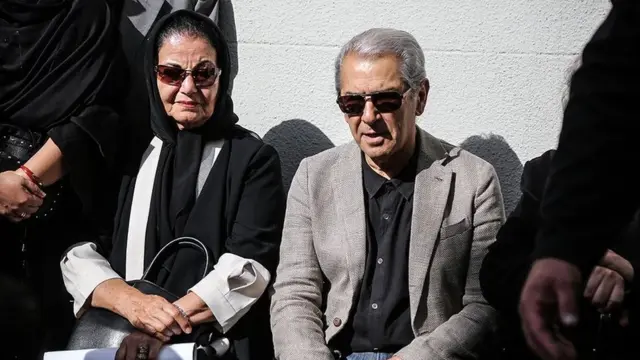 فرامرز قریبیان و پوری بنایی، بازیگران هم‌کار و هم‌نسل ناصر ملک‌مطیعی در مراسم تشییع ناصر ملک‌مطیعی