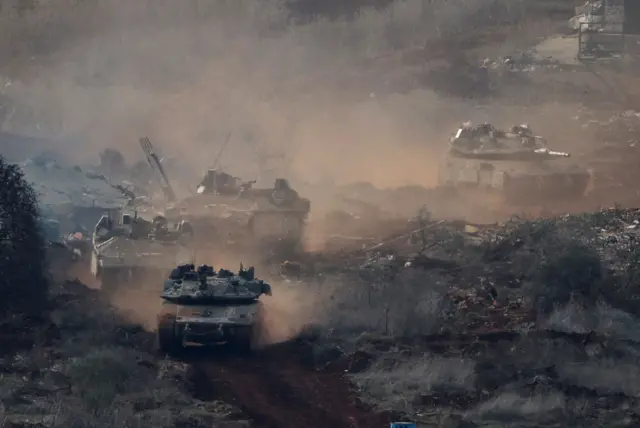 مركبات عسكرية إسرائيلية بالقرب من حدود إسرائيل مع لبنان.