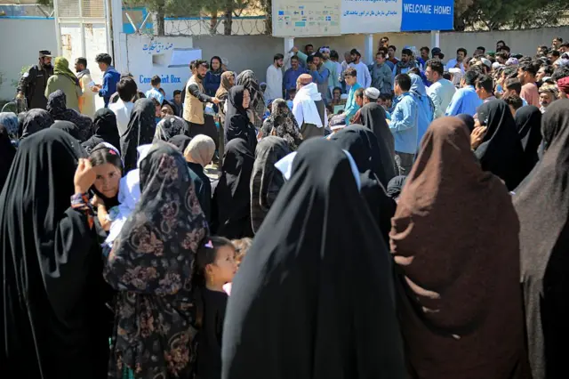 افغانستان کې د طالبانو حکومت چارواکو په دا وروستیو کې ویلي و، سلګونه کورنۍ هره ورځ له ایرانه افغانستان ته ستنېږي.