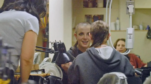 Частично бритая налысо Бритни