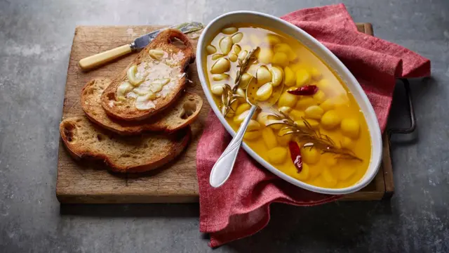 ጻዕዳ ሽጉርቲ ምስ ጠስሚ