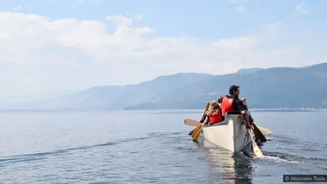 Tour indígenaf12bet apkbarco pelo Lago Okanagan