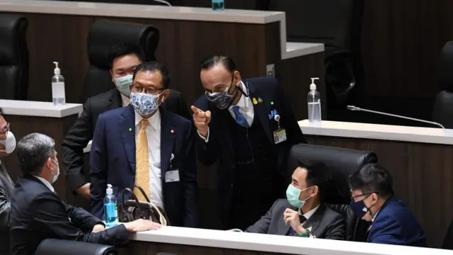 ส.ส. พรรคภูมิใจไทยพูดคุยกันในห้องประชุมสภา