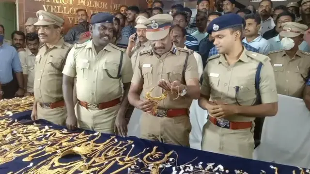 மீட்கப்பட்ட நகைகளோடு காவல்துறை உயர் அதிகாரிகள்