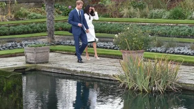 哈里王子与马克尔在肯辛顿宫的低地花园（Sunken Garden）与媒体见面。