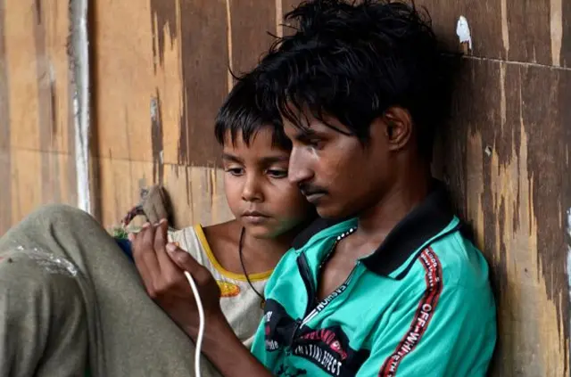 නිර්දේශ කර ඇති කාලසීමාවන් ඉක්මවා රූප තිර ඉදිරියේ කාලය ගත කිරීමෙන් දරුවන් තුළ මානසික මෙන් ම ශාරීරික දුර්වලතා ද ඇති වන බව ලෝක සෞඛ්‍ය සංවිධානය අනතුරු අඟවයි.