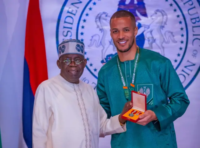 Shugaban Najeriya Bola Tinubu tare da mataimakin kyaftin ɗin Super Eagles William Troost Ekong