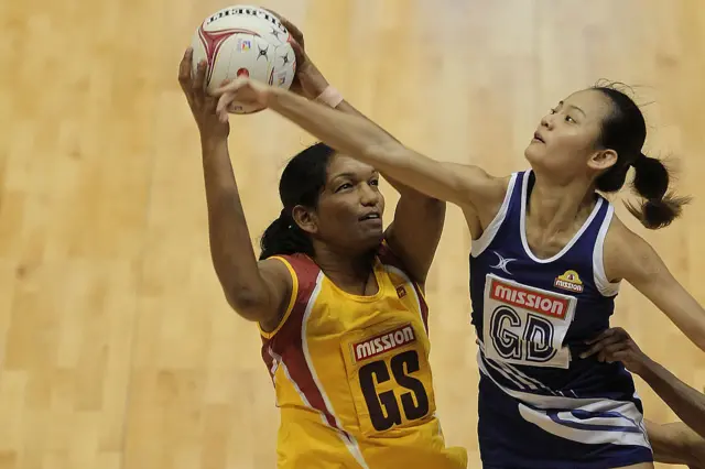 இலங்கையின் தேசிய அணியிலிருந்து ஓய்வு பெற்றுள்ள உலகில் உயரமான வலைப்பந்தாட்ட வீரர் தர்ஜினி சிவலிங்கம்