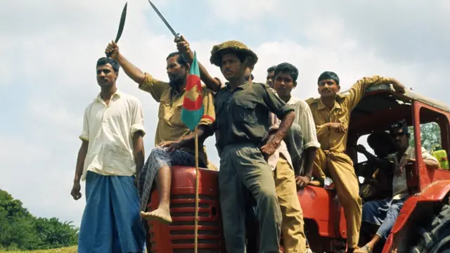 একাত্তরের যুদ্ধের সময় একটি ট্রাক্টরে চেপে মুক্তিবাহিনীর কমান্ডোরা