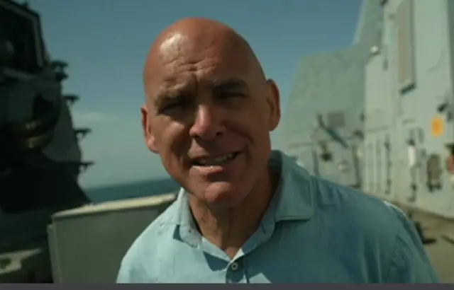 රුසියාවට අයත් යානා HMS ඩිෆෙන්ඩර් යාත්‍රාවට ප්‍රතිචාරය දක්වන මොහොතේ බීබීසී වාර්තාකරු ජොනතන් බියෙල් (Jonathan Beale)බ්‍රිතාන්‍ය යාත්‍රාව තුළ විය.