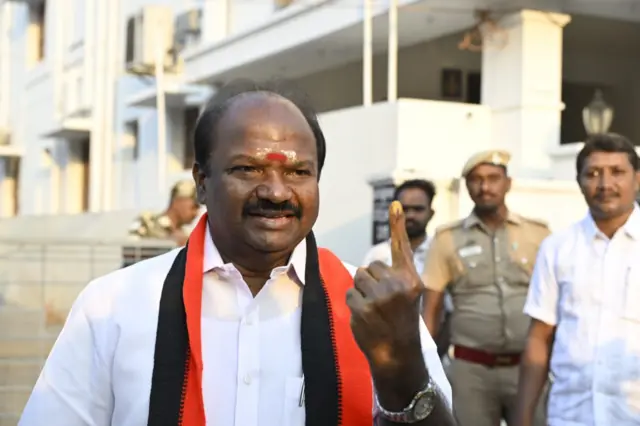 இடைத்தேர்தலில் குடும்பத்தினருடன் வந்து வாக்கு செலுத்திய திமுக வேட்பாளர் வி.சி. சந்திரகுமார்