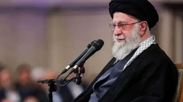 علی خامنه‌ای در حال سخنرانی 