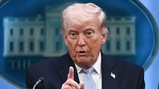 ஹோர்மூஸ் நீரிணை 'முற்றிலும் திறந்திருக்கும்' என இரான் அறிவிப்பு - டிரம்ப் கூறியது என்ன?