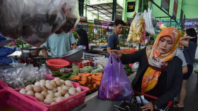 Pedagang sayur melayani pelanggan di Pasar Tradisional 