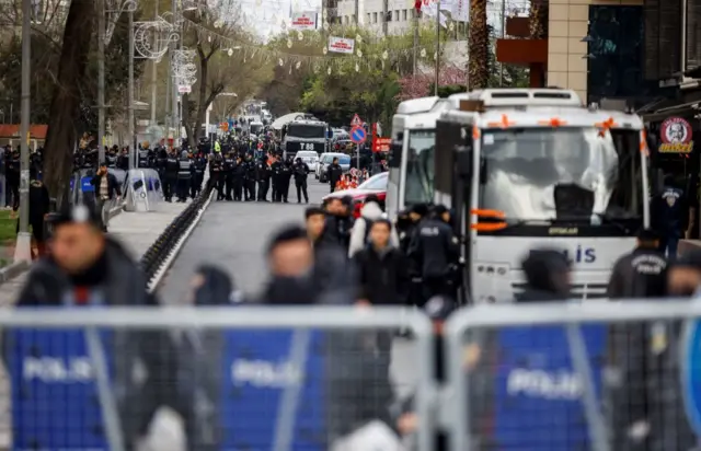İstanbul'da alınan yoğun güvenlik önlemleri kapsamındaki polisler ve polis araçları.