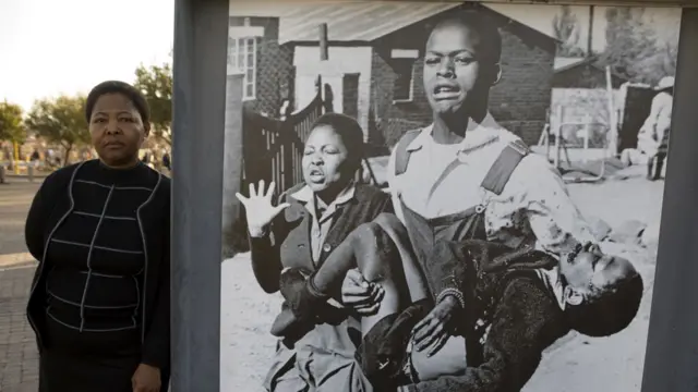 La foto de Hector Peterson, de 13 años, ensangrentado en los brazos de otro joven junto a su hermana Foto de Sam Nzima