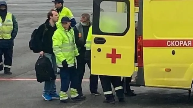 Uçak Omsk'a indikten kısa süre sonra yoğun bakım ambulansı çağırıldı