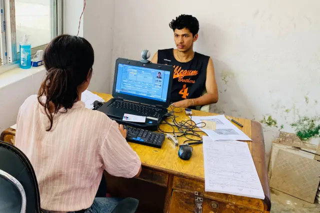 काम गर्दै महिला