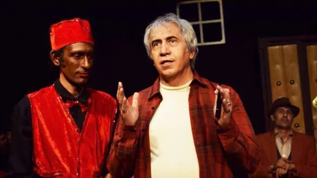بیژن افشار (وسط) در نمایش نیرنگ‌باز