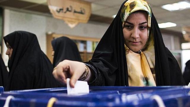 Mujer deposita su voto.