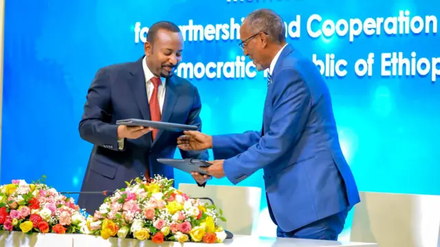 Raysal wasaare Abiy iyo Madaxweyne Biixi oo is-afgaradka muranka dhaliyay ku kala saxiixday Addis Ababa