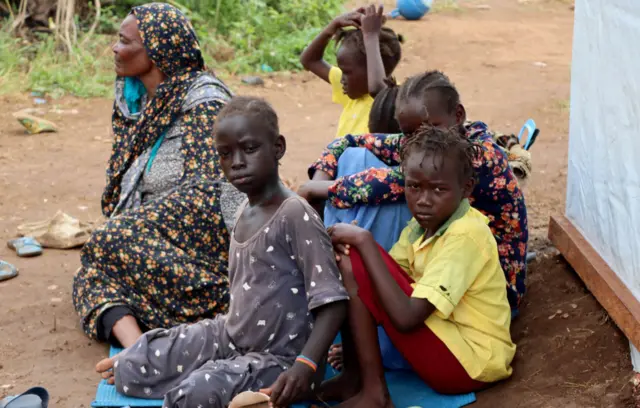 Жан соога издеген он миңдеген судандыктар чек арадан качып өтүп, Түштүк Судандагы качкындар лагеринен баш паанек алышты. 