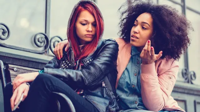 Dos mujeres conversando