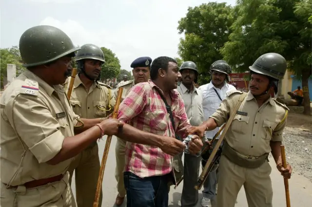 మీడియా ప్రతినిధిని అదుపులోకి తీసుకున్న పోలీసులు