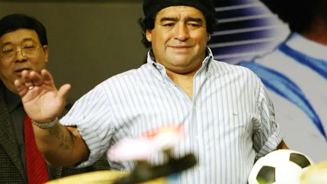 Maradona con un balón en la mano, durante una de sus actividades públicas en Pekín en 2003.