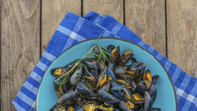 Мидии на тарелке.