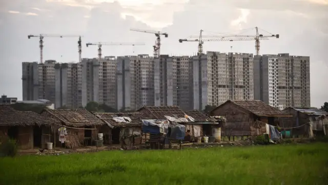ပြီးခဲ့တဲ့ ၂၀၁၈ခုနှစ် နှစ်လယ်ပိုင်းလောက်ကတော့ ရန်ကုန်ပက်ထရို YP ဆီဆိုင်တွေ အတွက် အစိုးရဈေး တစ်စတုန်ရန်းပေကို ငွေကျပ် တစ်ဆယ်ကျော်မှ တစ်ထောင်ကျော်ဈေးနှုန်းတွေနဲ့ စက်သုံးဆီဈေးနှုန်း ကျဆင်းရေး ရည်ရွယ်ချက်အကြောင်းပြချက်နဲ့ တိုင်းအစိုးရအဖွဲ့က ချထားပေးခဲ့တာတွေ ရှိခဲ့ပါတယ်။