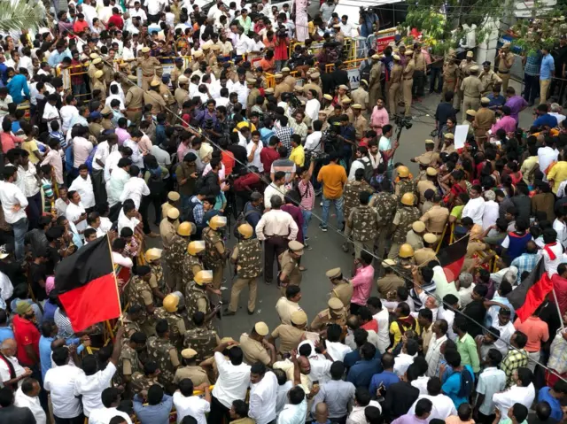 కరుణానిధి కోసం విలపిస్తున్న పార్టీ కార్యకర్తలు