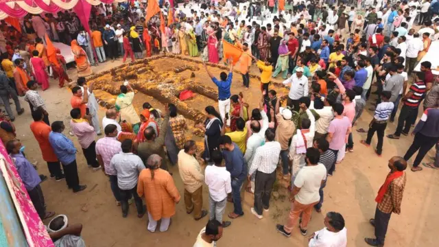 नमाज़ के लिए तयशुदा जगह पर की गई थी गोवर्धन पूजा