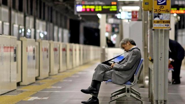 Примерно в каждой четвертой компании Японии некоторые сотрудники более 80 часов в месяц работают сверхурочно