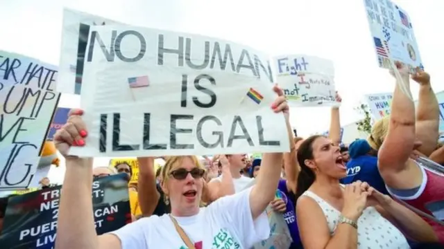 Hafi y'aho hari imyiyerekano yo kwiyamiriza Trump, kimwe mu vyapa bari bafise kigira kiti: "Nta muntu atemewe n'amategeko"