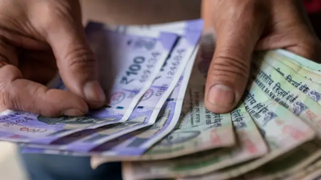 سٹے باز کیش کے بدلے ٹوکن حاصل کرتے ہیں اور ان سے موبائل ایپس کے ذریعے سٹہ کھیلتے ہیں۔