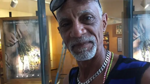 Antonio frente a la galería de L'Occitane en Provence