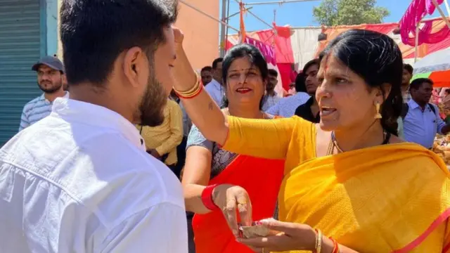 मंदिर में दर्शन के लिए आए भक्त