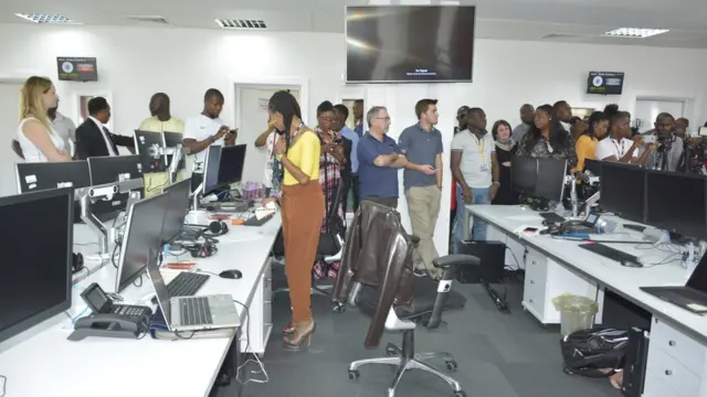 Awọn osisẹ BBC ati awọn ololufẹ bọọlu ti wọn wa wo ife ẹyẹ agbaye ni ọfiisi BBC