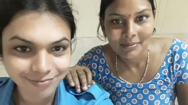 अपनी मां के साथ सबी