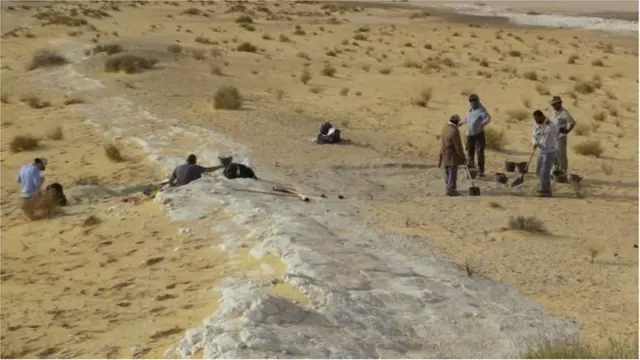 এখন মরুভূমি হলেও একসময়ে এখানে একটি হৃদ ছিল বলে বিজ্ঞানীরা বলছেন