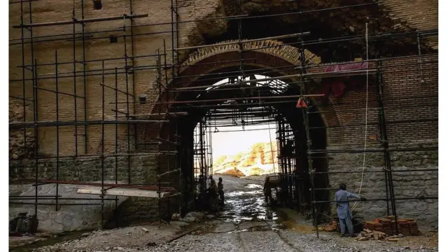 تصویری از رواق تنگی شادیان