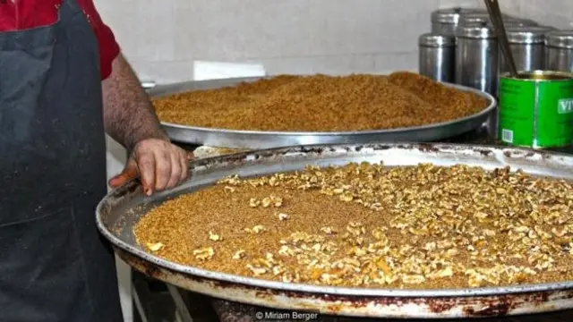 خانواده ساق‌الله در آشپزخانه