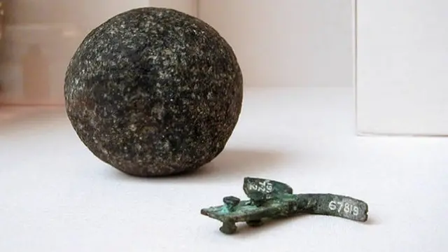 Гранитный шар и крюк - две других "реликвии Диксона", которые хранятся в Британском музее