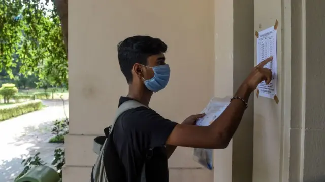 જુદી જુદી યુનિવર્સિટીઓ દ્વારા આ તમામ કોર્સ માટે ઉઘરાવાતી ફીમાં ભારે તફાવત જોવા મળે છે