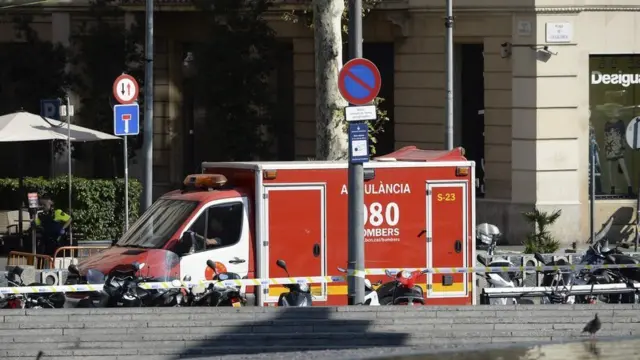 Инцидент шаардагы Каталония аянтынын жанында туристтер көп чогулган жерде болду.