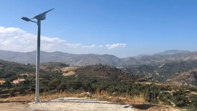 Андалусияда ҳатто қишлоқлар йўли четидаги чироқлар ҳам қуёш энергияси билан ишлайди