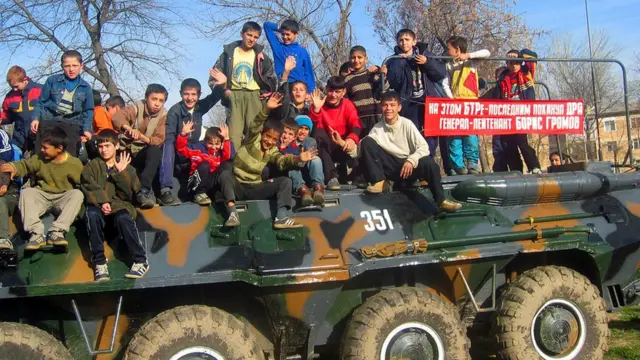 Дети на БТР